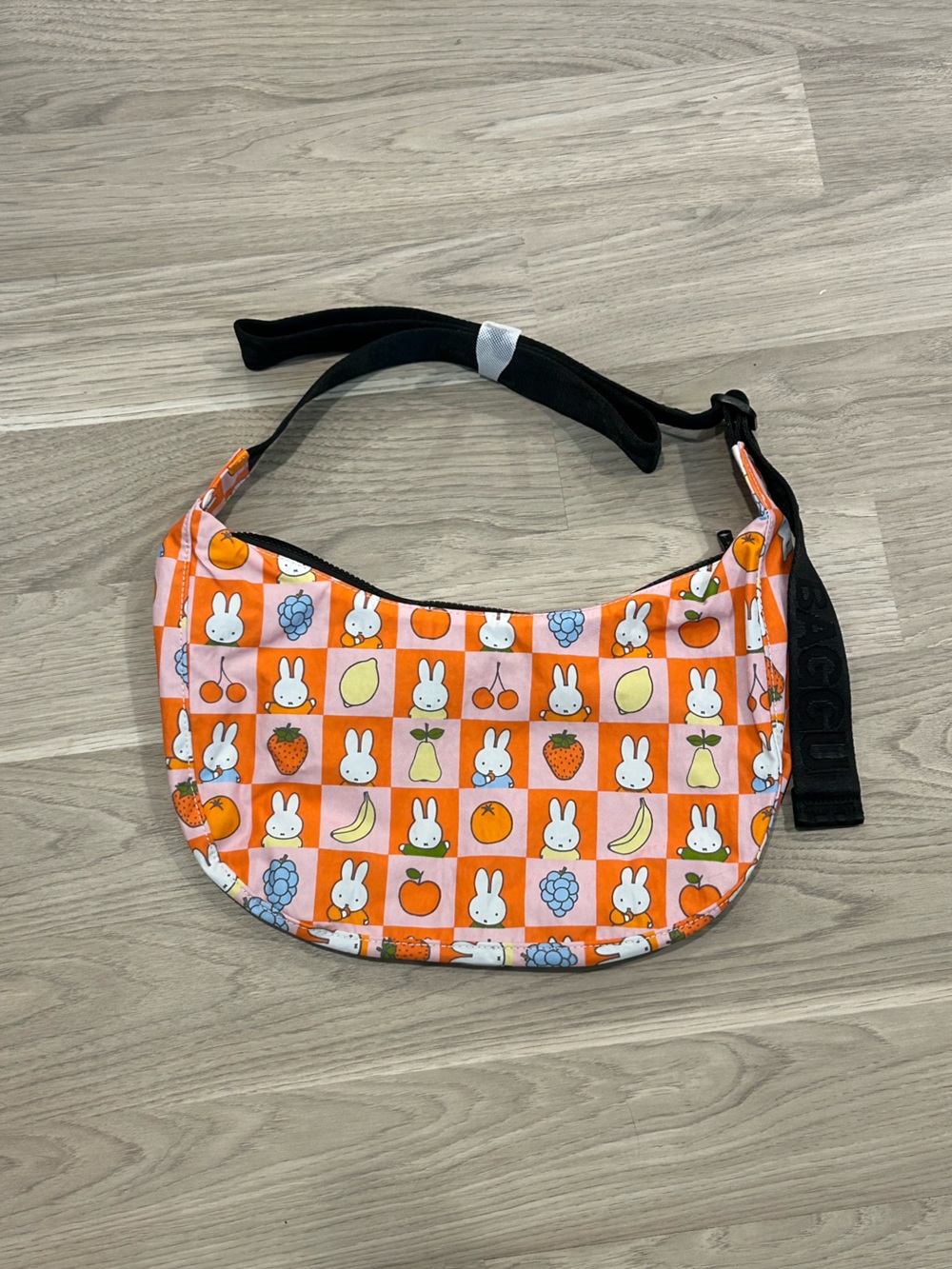 BAGGU Miffy Medium Crescent Urban Outfitters exclusive - Picture 1 of 2